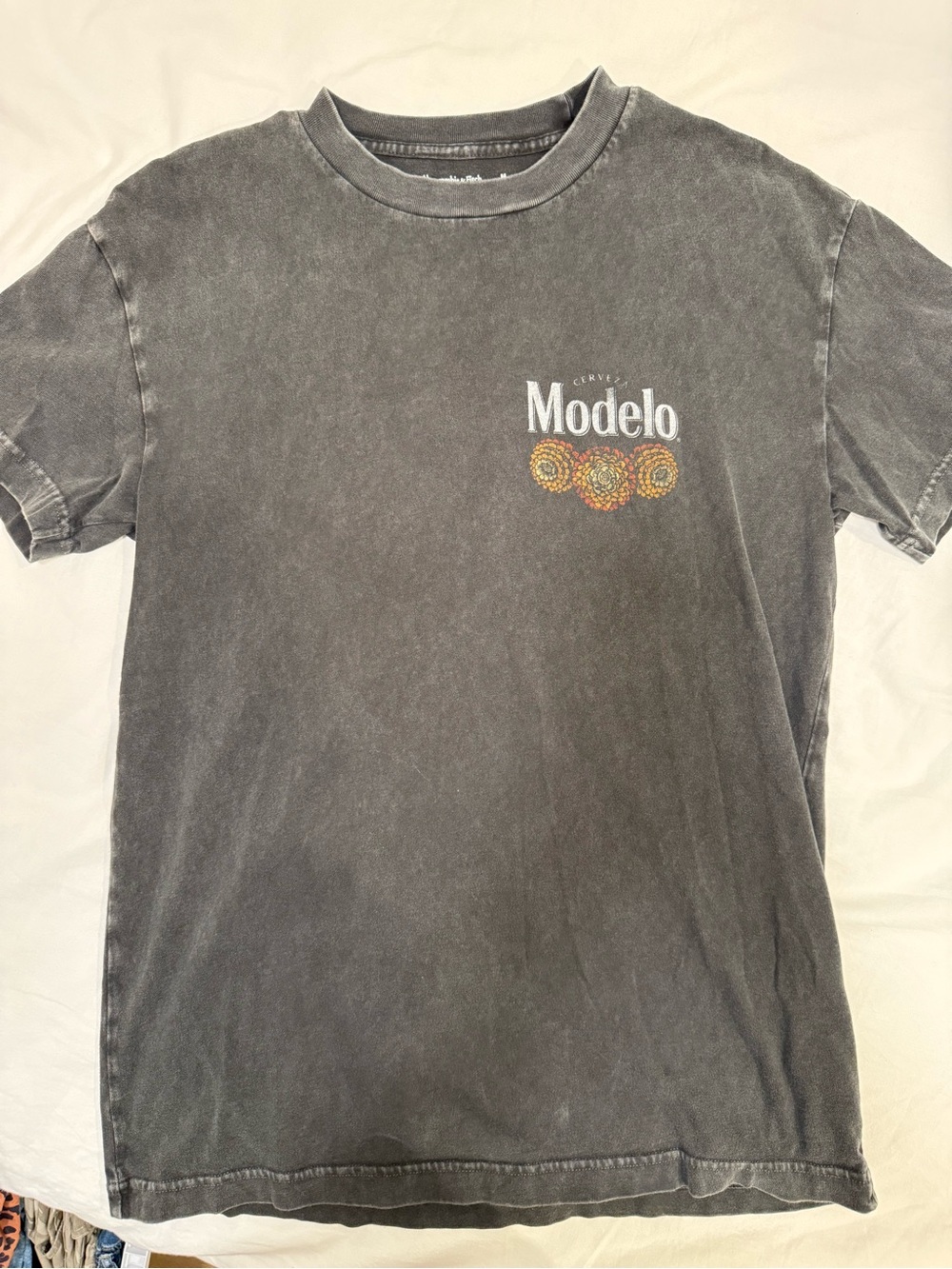 Abercrombie & Fitch Modelo Vintage-Wash Short Sleeve Tee with Multicolor Logo